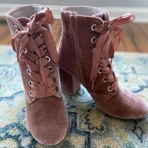 Reaction by Kenneth Cole mauve velvet booties